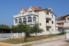 Отель Apartments with a parking space Novigrad - 7037  Новиград
